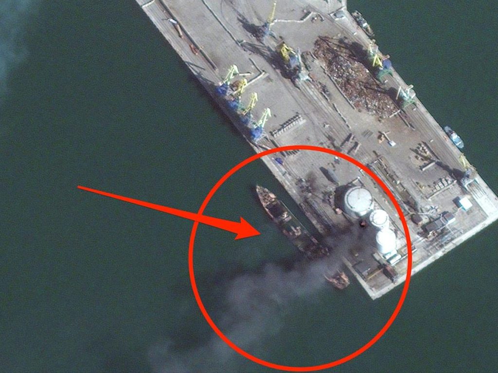 Satellite images show that the Russian landing ship was destroyed by Ukrainian forces while trying to transport military supplies to Mariupol