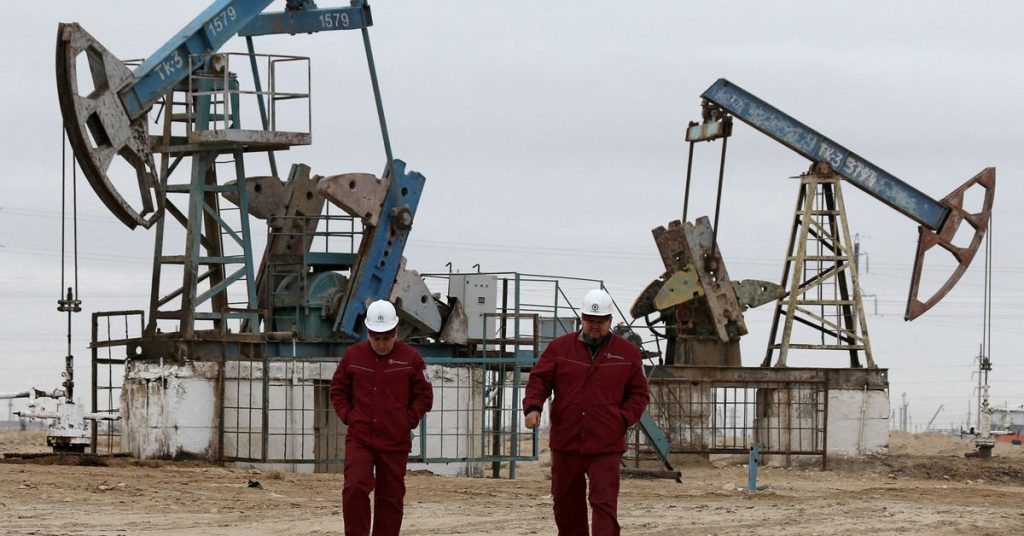 Oil jumps 4% due to tight supply and prospects of new Russian sanctions