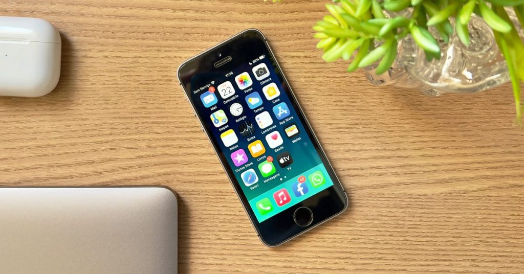 The first-generation iPhone SE still runs the latest iOS — and that’s fine