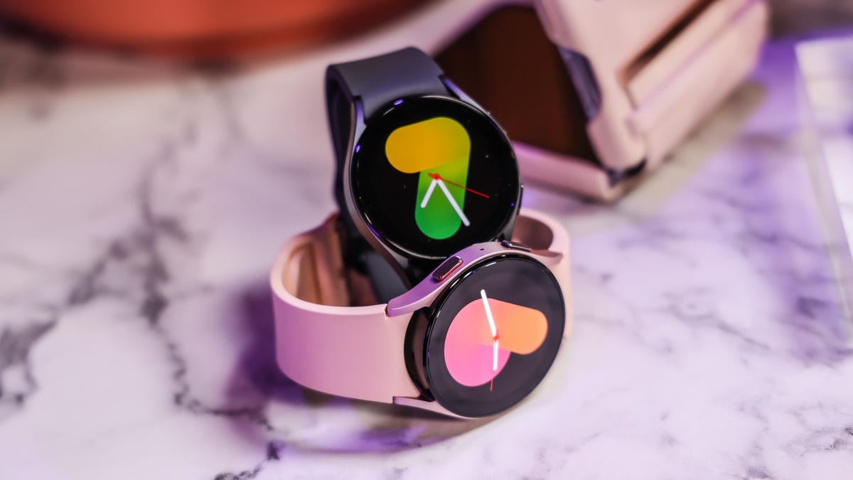 Samsung Galaxy Watch 5, two hours on the table