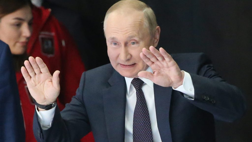 Moscow officials urge Vladimir Putin to relinquish power
