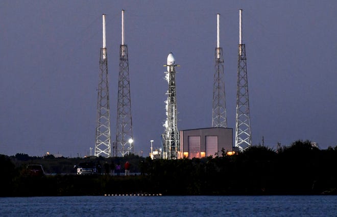 A SpaceX Falcon 9 aircraft remains on the launch pad at Cape Canaveral Space Force Station Thursday, October 6, 2022. The launch of the rocket carrying the Intelsat G-33 and 34, a pair of commercial communications satellites, has been omitted due to a helium leak.  Craig Bailey / FLORIDA TODAY via USA TODAY NETWORK
