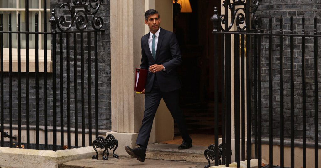 Rishi Sunak, New UK Prime Minister, Delays Economic Plan