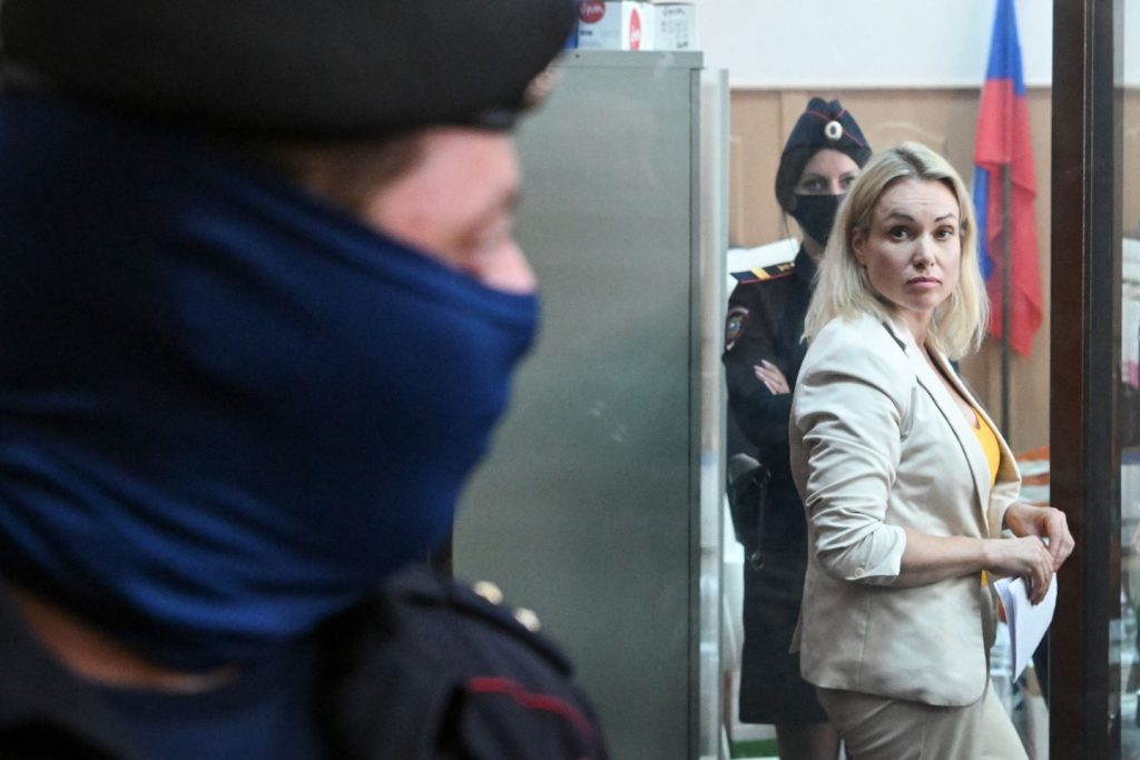Russian journalist Marina Ovsianikova escapes house arrest