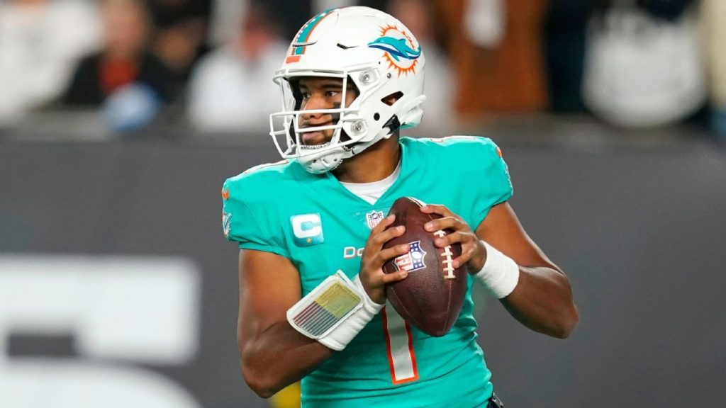 Tua Tagovailoa prepares for the start of a Dolphins vs Steelers match