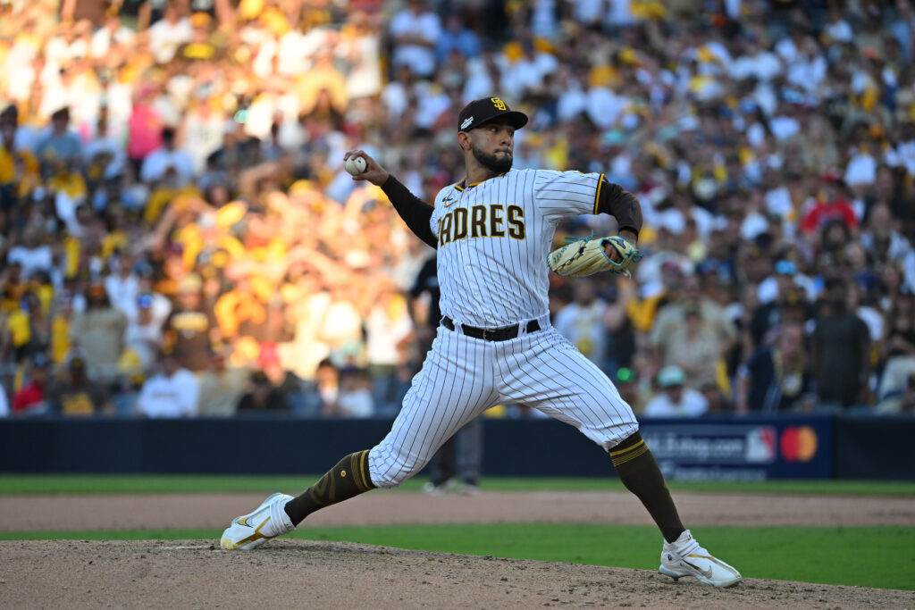 Padres to re-sign Robert Suarez