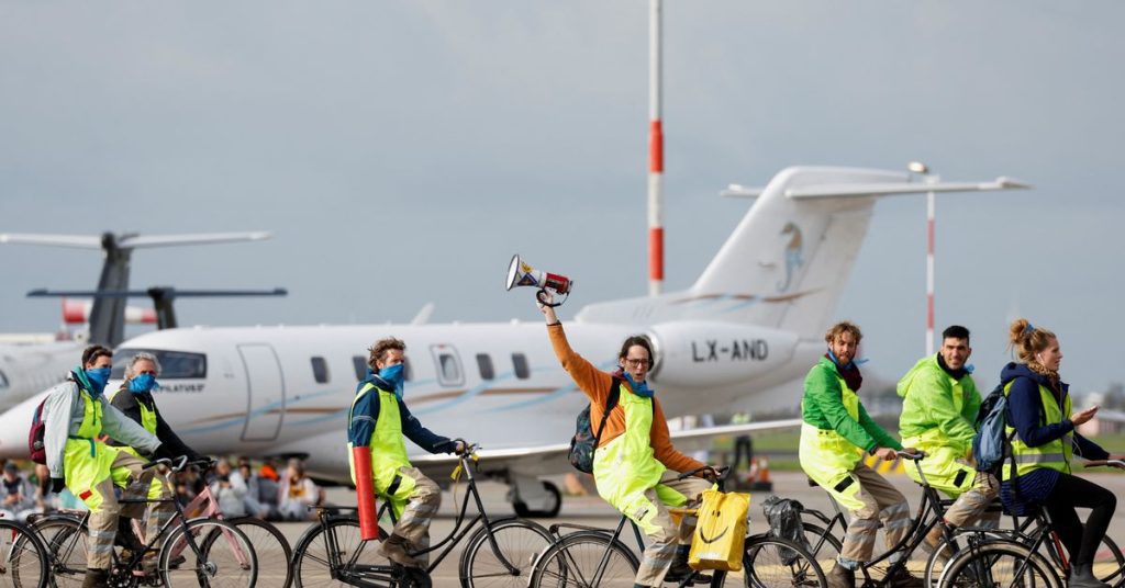 Climate activists prevent private planes from taking off at Schiphol Airport